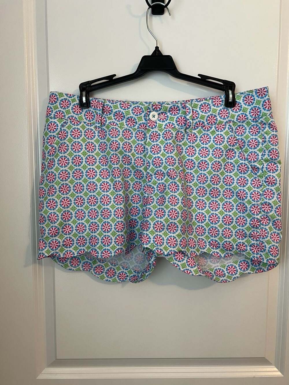 Birdies and Bows Women's Scalloped Golf Shorts Floral Geometric Size 6